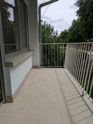 आधुनिकीकृत मिड-सेंचुरी अनोखा घर अच्छे निवासियों की तलाश में है – Balkon vor Schlafzimmer