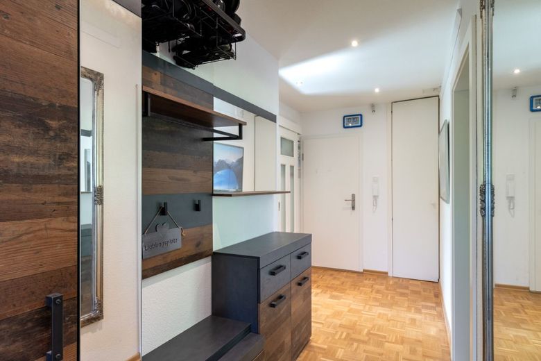 4-Zimmer-Wohnung in Wedel-Schulau mit Balkon und Tiefgaragenstellplatz – Flurbereich
