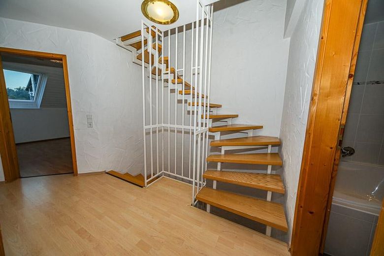 Senden‑Aufheim'de birinci sınıf konumda modernize edilmiş ikiz ev – 140 m² yaşam alanı + büyük ofis - komisyonsuz – Treppenhaus OG