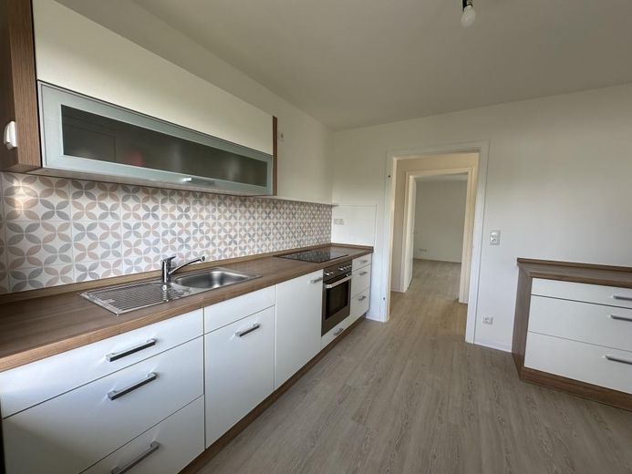 Helle 3-Zimmer-Wohnung mit Balkon – ruhige & zentrumsnahe Lage – Küche mit Blick zur Essecke
