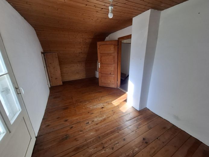 Nbg-Gaismannshof’ta inci - Tek ailelik ev (veya 3 odalı mutfak-banyo zemin kat + 2 odalı mutfak-banyo çatı katı) ve büyük, sakin bahçe – Schlafz. re. (Dielen/Paneelen)