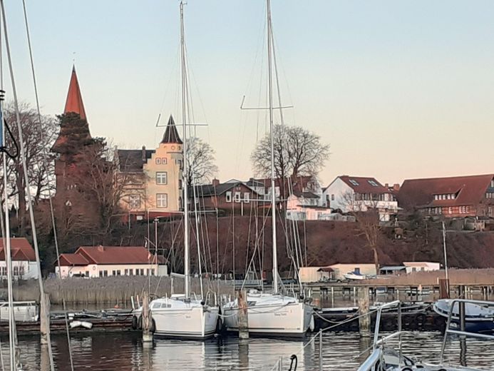 Exklusives Wohnhaus im Seebad Altefähr auf Rügen – Ansicht vom Hafen 