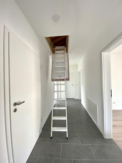 Ambizione urbana. Vivere nel verde. Esclusivo appartamento di 4 locali alle porte di Amburgo – Privater Zugang zum Dachboden