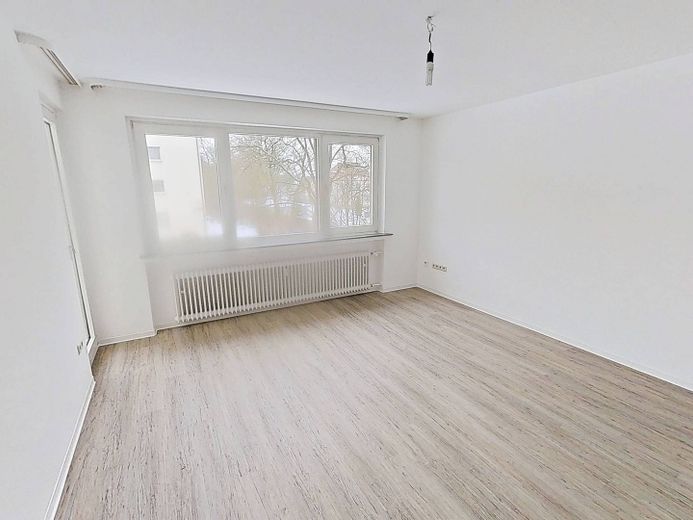 **1 KALTMIETERLASS ALS EINZUGSGESCHENK**Gemütliche 3-Zimmer-Wohnung mit BALKON und TAGESLICHTBAD – Ansicht III: Wohnzimmer