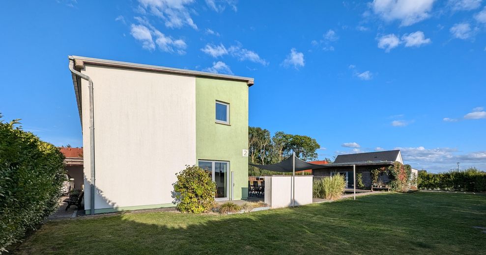 Architektenhaus (KfW 40)+ Extra Wohngebäude + Solar + Teich + Sauna – Seitenansicht/Straßenseite