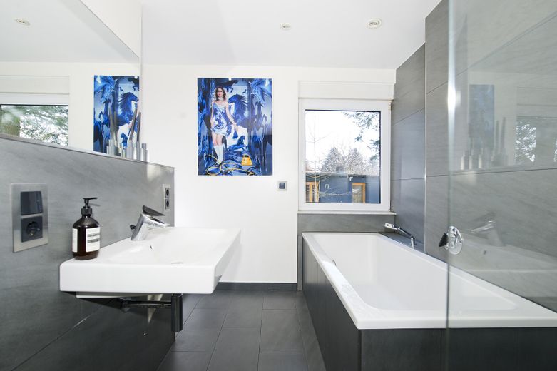 Haus im Bungalowstil als Fertigbau mit Pool, Nebengelass und großem Grundstück – Badezimmer