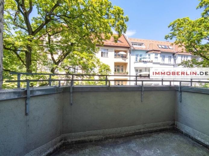 IMMOBERLIN.DE - Charmante Stuck-Altbauwohnung mit ruhigem Balkon im beliebten Rheingauviertel – Foto 1