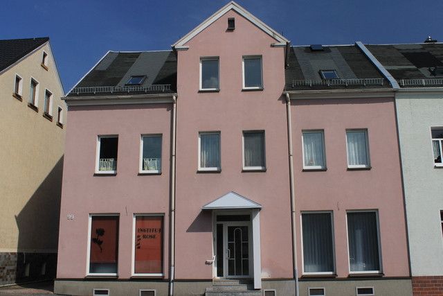 Strassenfront  Gewerbeeingänge