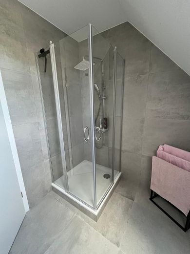 Sanierte 3-Zimmer-Wohnung mit Dachboden, Stellplatz und Gartenanteil – Badezimmer