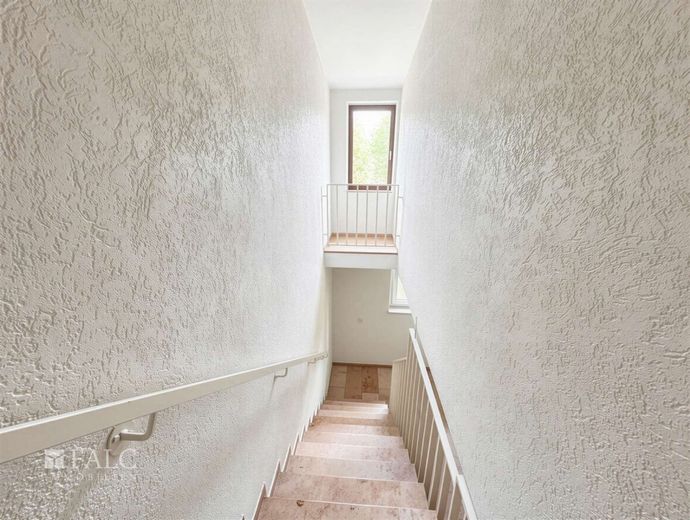Charmante 4-Zimmer-Maisonettewohnung mit viel Platz für die ganze Familie – Treppenhaus - (KI generiert)