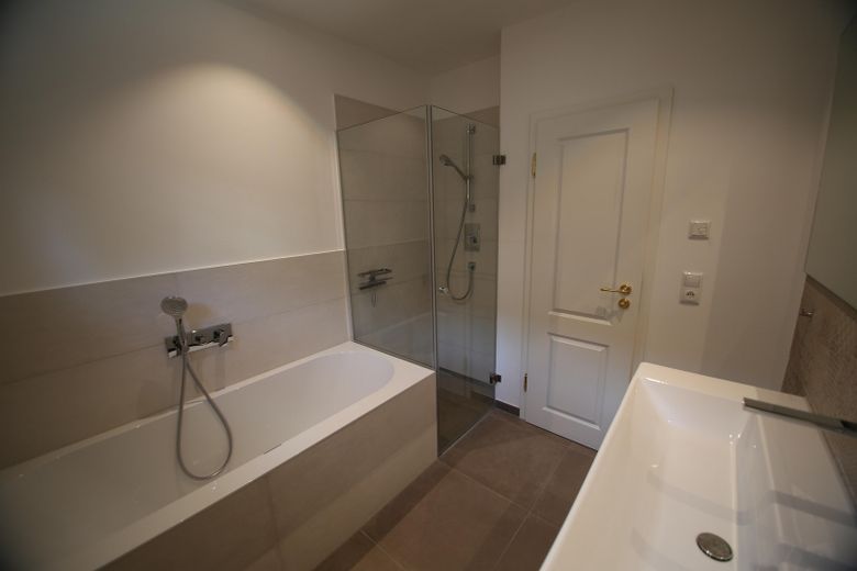 Bad mit Badewanne und Dusche