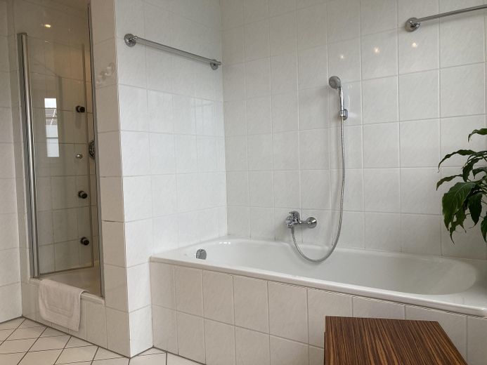 Bad OG - Badewanne, Dusche