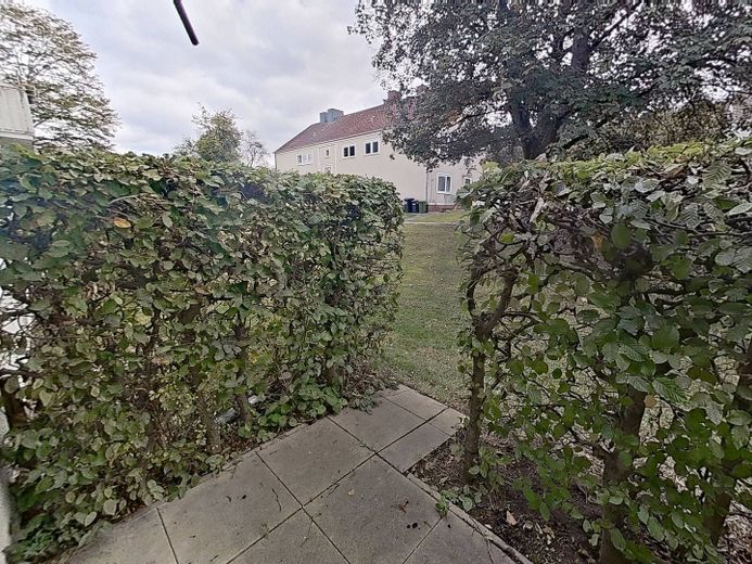Helle 2-Zimmer-Whg. mit TERRASSE und Wannenbad – Ansicht II: Terrasse