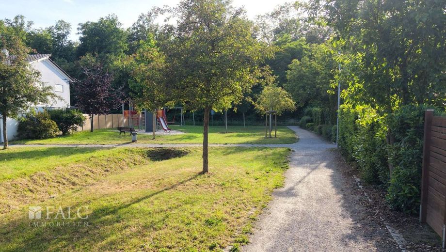 Lieblingsplatz auf zwei Ebenen - FALC Immobilien – Spielplatz nebenan
