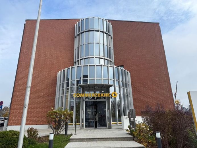 Gewerbefläche in zentraler Lage in Selb - ca. 630 m² auf 2 Etagen (1. + 2. OG) - barrierefrei mit Aufzug - mit Tiefgarage - gute Erreichbarkeit – Foto 1