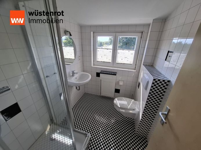 Energieeffizient! Modernes Wohn-und Gewerbehaus mit multiplen Möglichkeiten in Schönefeld zu verkaufen – Bad 2.OG