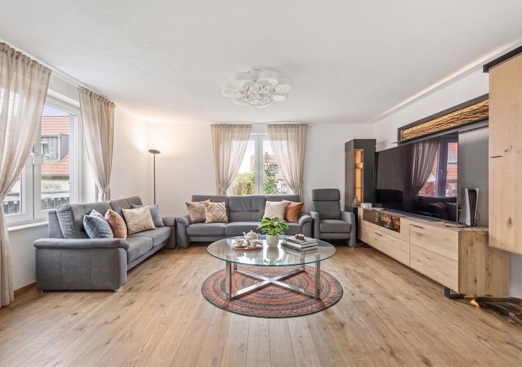 Gelegenheit: Pflegeleichte Terrasse 190 m² Raumwunder mit Sauna & Homeoffice Möglichkeit – offenes Wohnzimmer