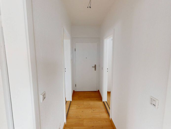 Plenty of Space and Natural Light: Large 3-Room Apartment with Bathtub – Flur