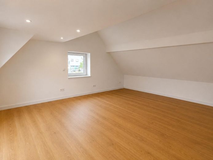 Ático diáfano con estilo loft tras reforma integral: 2 habitaciones + vestidor y balcón – Wohnzimmer