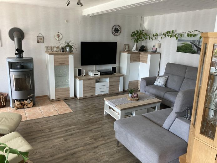 Komfortables Wohnen auf einer Ebene – Gepflegter Bungalow in attraktiver Lage von  Weyhe-Leeste – Wohnzimmer