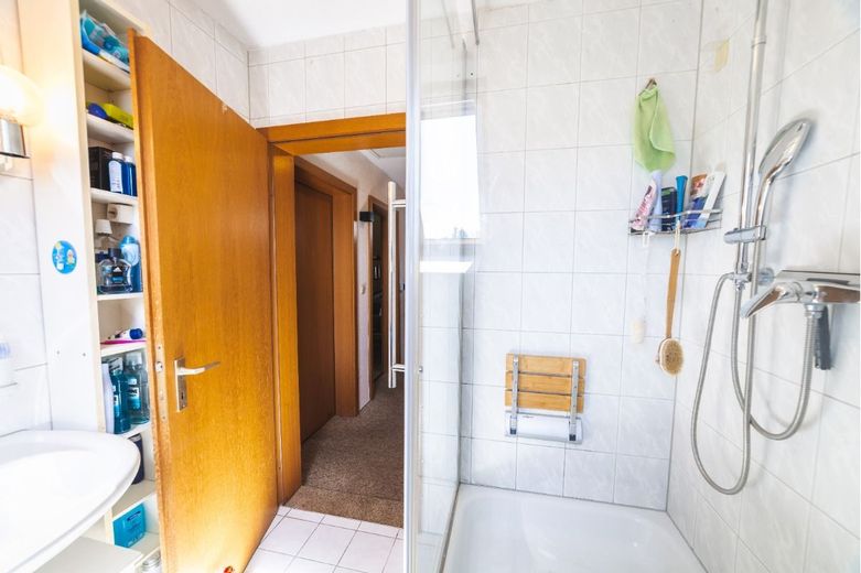 Charmante Doppelhaushälfte mit großem Grundstück und vielseitigem Entwicklungspotenzial – Badezimmer Obergeschoss