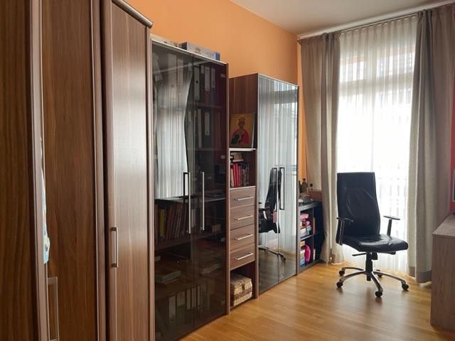 Exklusieve 3 Zimmer Wohnung mit Loggia, Stellplatz, Fußbodenheizung, Gäste WC, Klimaanlage – Schlafzimmer 1