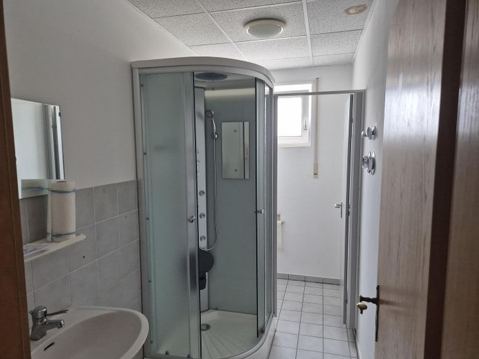 187 qm Büro/Gewerbewohnung in guter Geschäftslage zu vermieten – Toilette mit Dusche