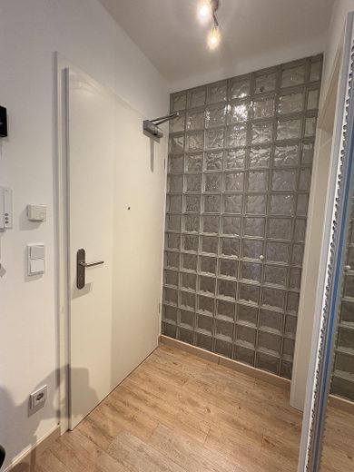 Möbliertes & modernes Apartment mit All-In-Miete – Eingang und Flur 