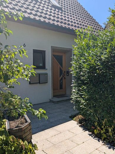 Einfamilienhaus mit Einliegerwohnung und idyllischem Garten in toller Lage, provisionsfrei – Hauseingang