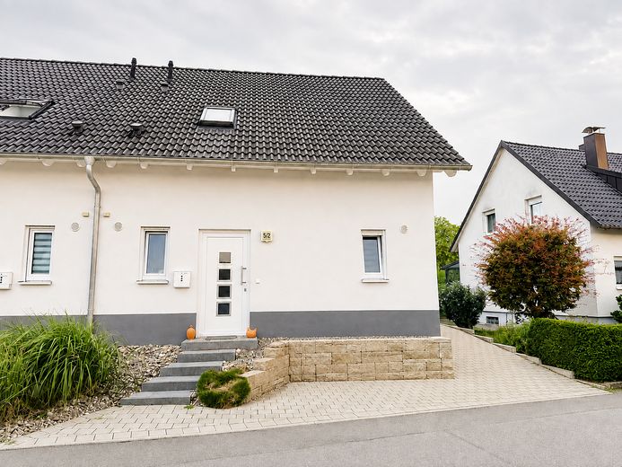 Moderne Doppelhaushälfte mit Garten in Bietingen – Foto 2