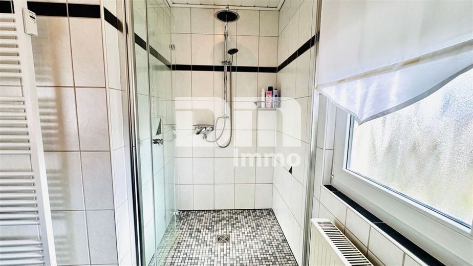 (R)eserviert!Ein- bis Zweifamilienhaus mit 2 Terrassen und Garage – OG Bad / Wanne / Dusche ebenerdig / Handtuchwärmer