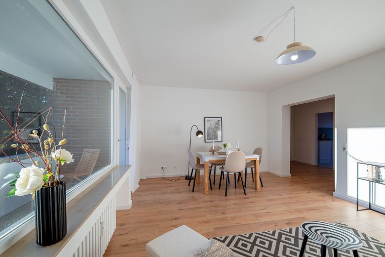 Leere, provisionsfreie und helle 3-Zi.-Whg. mit Balkon und Stellplatz – Wohnzimmer
