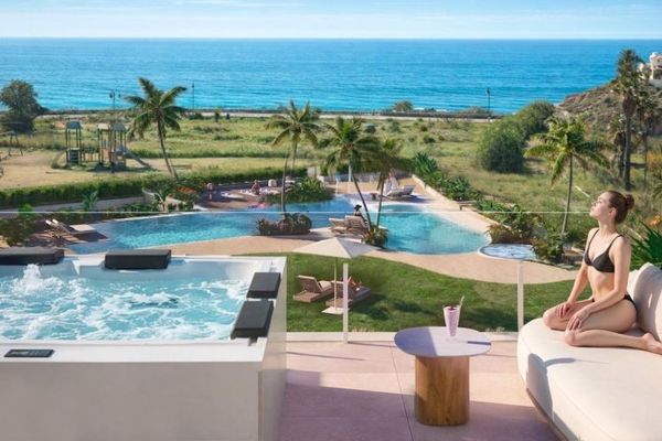Reihenhäuser mit 3 Schlafzimmern, 2 Bädern, Gäste-WC, Dachterrasse, Meerblick und Gemeinschaftspool in exkusiver Anlage direkt am Meer