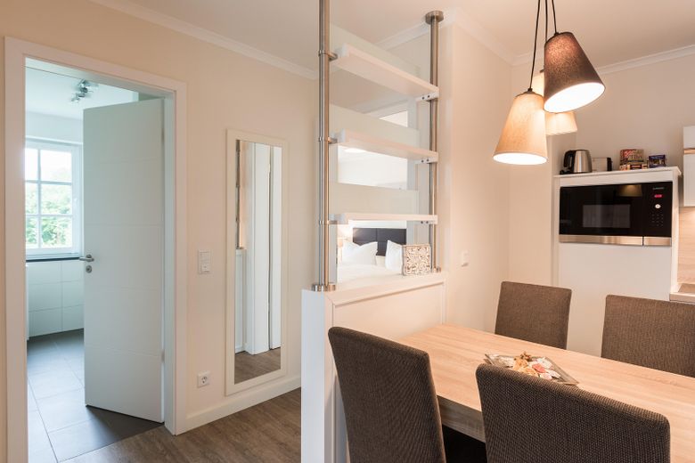 Gepflegte Ferienwohnung *nur 200m zum Strand* – Essbereich mit Raumteiler