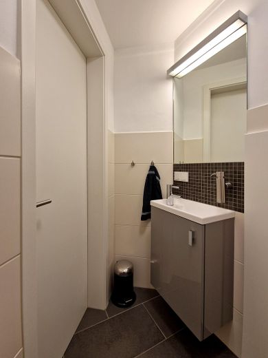Courtagefrei: Helle und zentral gelegene DG-Maisonette-Wohnung mit Galerie und Sonnenterrasse – 07_Gäste-WC_2