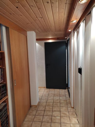 Ein schönes Zuhause in Südhanglage. – Zugang Hauswirtschaftsraum 