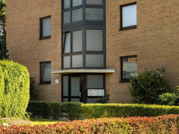 Investment property in a quiet residential area in Lüneburg at Ebensberg: 3-room apartment with balcony & parking space – Photo 1