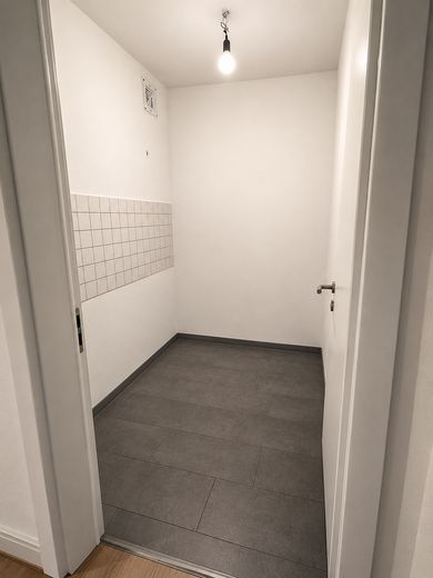 Charmantes, renoviertes Apartment mit Terrasse, kleinem Garten & Tiefgaragenstellplatz in Regensburg – Küche im separatem Raum