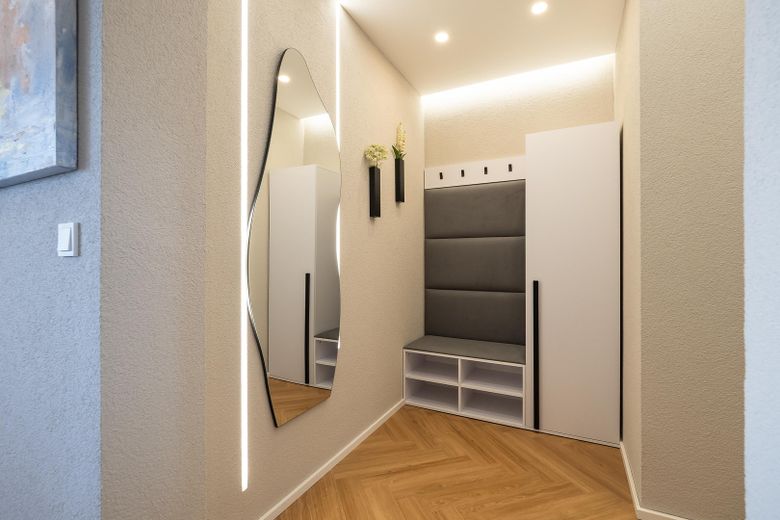 شقة بانورامية مفروشة في ميرسبورغ – إقامة طويلة مع إطلالة بعيدة على بحيرة بودنزي – Garderobe