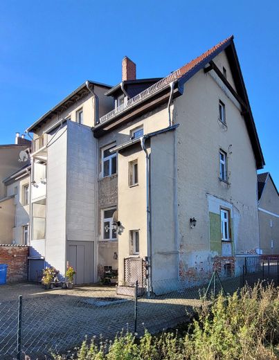 Barrierefrei wohnen in Zweifamilienhaus mit Lift, Garten & Autostellplätze – Hausansicht