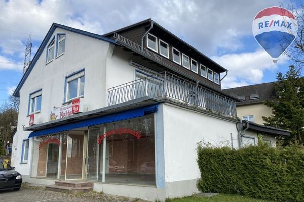 Casa plurifamiliare con negozio e capannone