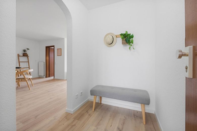 Renovierte 2,5-Zimmer-Wohnung mit Balkon, Einbauküche und Tiefgaragenstellplatz in Ostfildern – Flur Eingangsbereich