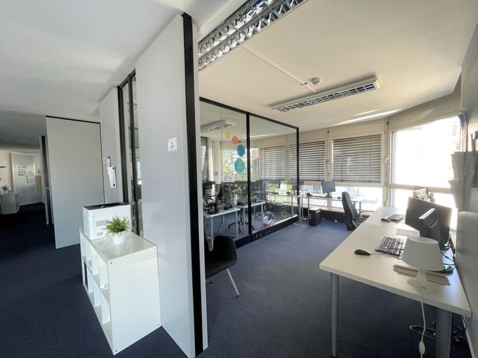Büro mit Glas- und Akustikelementen