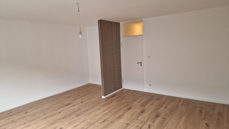 Stylische und renovierte 1-Zimmer Wohnung Nähe Schwebebahn Barmen – Wohnzimmer