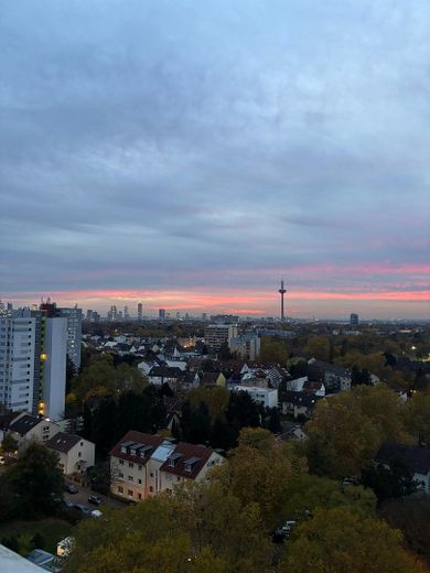 Nad dachami Frankfurtu: mieszkanie 2-pokojowe na 15. piętrze z widokiem na panoramę miasta i balkonem – Zdjęcie 12