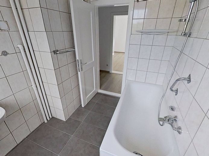 Przytulne 3-pokojowe mieszkanie z nowoczesną łazienką z wanną, w odległości krótkiego spaceru od centrum miasta – Ansicht II: Bad