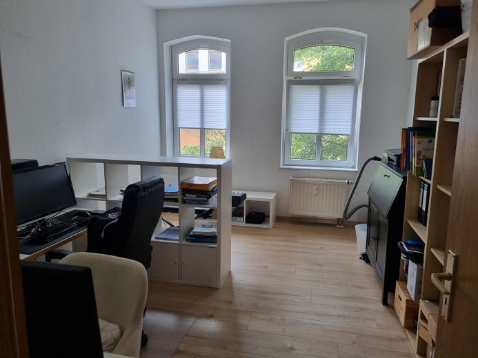 Charmante und großzügige und zentrumsnahe Wohnung inklusive Küche mit Balkonoption WG geeignet – Arbeitszimmer