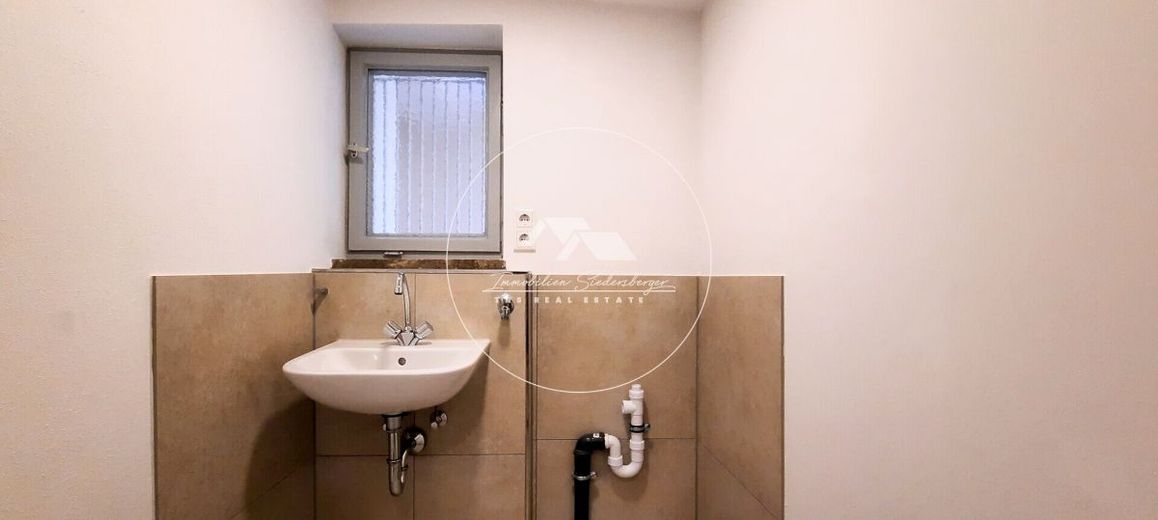Stilvolle 3-Zi.-Wohnung (EG) mit Innenhof, EBK &amp; Fußbodenheizung - kernsaniert 2022 – Haushaltsraum