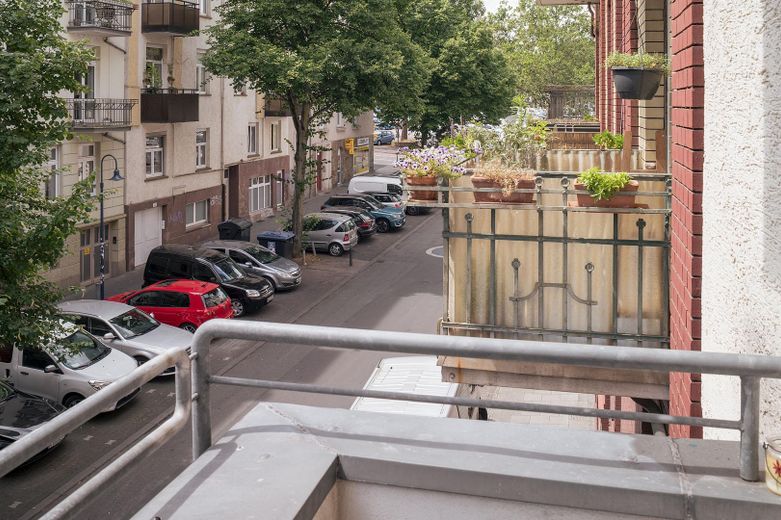 Élégant et paisible au cœur de Wiesbaden : spacieux appartement ancien avec quatre balcons – Blick auf die Göbenstraße