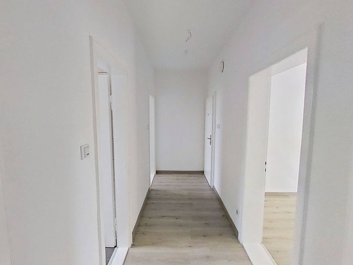 Przytulne 3-pokojowe mieszkanie z nowoczesną łazienką z wanną, w odległości krótkiego spaceru od centrum miasta – Flur